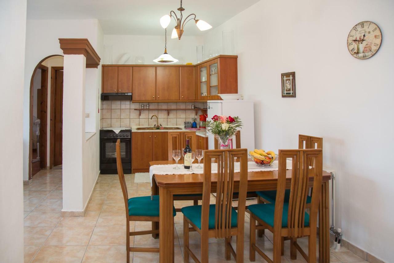 J&B Countryside Life Apartment Agios Matthaios  ภายนอก รูปภาพ